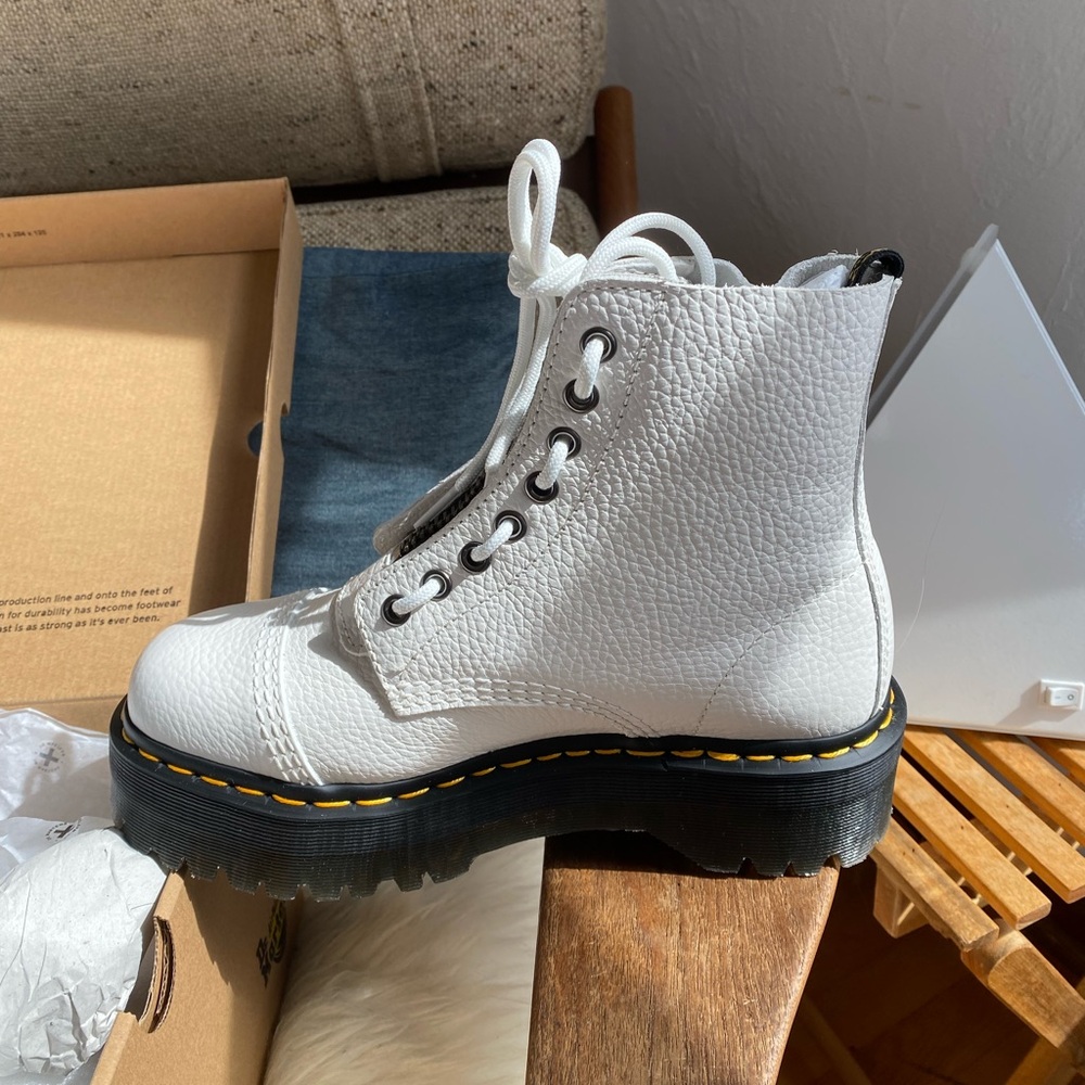 Dr. Marten’s Sinclair White EU 39, US 8 NWOT